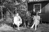 Grupp i trädgård på Lindholmen, 1942