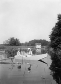 Flickor i eka vid Lindholmen, 1920-tal