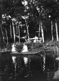 Flickor i eka på Lindholmen, 1920-tal