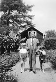 Man med sina söner på Lindholmen, ca 1935