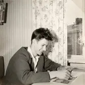 Leende yngling i kavaj, 1956