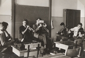 Orkester övar i klassrum på Karolinska skolan, 1956