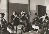 Orkester övar i klassrum på Karolinska skolan, 1956