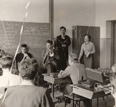 Elever avtackar en lärare på Karolinska skolan,1956