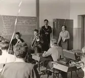 Elever avtackar en lärare på Karolinska skolan,1956