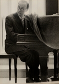 Musiklärare vid pianot på Karolinska skolan, 1956