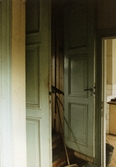 Dörrar till vindstrappan i Lundmarkska villan, ca 1985