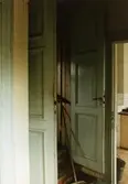 Dörrar till vindstrappan i Lundmarkska villan, ca 1985