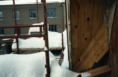 Snöklädd byggställning vid Lundmarkska villan, ca 1985