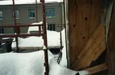 Snöklädd byggställning vid Lundmarkska villan, ca 1985