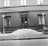 Domkapitelhuset. Uppfördes 1844 som gymnastik- och sånghus för Härnösands gymnasium efter ritningar av arkitekt C.G. Blom-Carlsson. År 1973 flyttades byggnaden från kvarteret Rådhuset vid Nybrogatan till Nygatan 14. Byggnaden restaurerades då exteriört efter originalritningar.