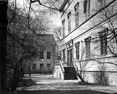 Domkapitelhuset. Uppfördes 1844 som gymnastik- och sånghus för Härnösands gymnasium efter ritningar av arkitekt C.G. Blom-Carlsson. År 1973 flyttades byggnaden från kvarteret Rådhuset vid Nybrogatan till Nygatan 14. Byggnaden restaurerades då exteriört efter originalritningar.
