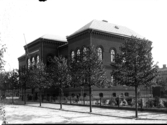 Varbergs lägre allmänna läroverk, som 1905 ombildades till realskola. Byggnaden ligger på Engelbrektsgatan och uppfördes 1894 av byggmästare Johannes Nilsson enligt arkitekt Emil Billings ritningar i en blandning av nygotik och nyrenässans.