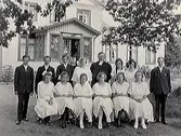 Konfirmandgrupp i Tvååker, sannolikt framför prästgården.