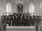 Komfirmandgrupp uppställd för fotografering i koret, Frillesås kyrka.
