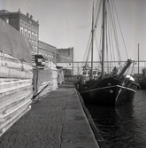 Ett fartyg och ett parti med sågat virke vid Tullhamnen i Kalmar.