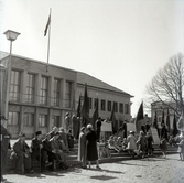 Första majfirande vid Borgholms stadshus. Allas rätt till allmän tilläggspension propagerades det för detta år.