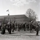 Första majdemonstration med blåsorkester framför stadshuset.