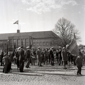 Första majdemonstration med blåsorkester framför stadshuset.