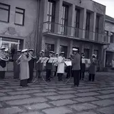 Första majfirande i Borgholm. Blåsorkester med kör underhåller framför stadshuset.