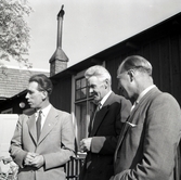 Karl Englund, Valbyrån vid Borgholms stadshus flankerad av två män.