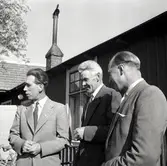 Karl Englund, Valbyrån vid Borgholms stadshus flankerad av två män.