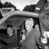 Valet 1954. Användning av bil med högtalarutrustning. Bror Hellberg, Bror Svensson, Albin T. Forsman och valarbetare.