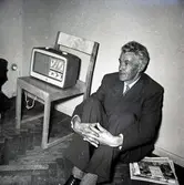 Valet 1954. Lyssnande på radio.. Bror Hellberg, Bror Svensson, Albin T. Forsman och valarbetare.