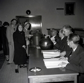 Valet 1954. Röstförrättning. Bror Hellberg, Bror Svensson, Albin T. Forsman och valarbetare.