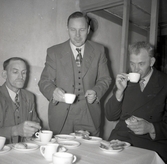 Valet 1954. Kaffepaus. Bror Hellberg, Bror Svensson, Albin T. Forsman och valarbetare.