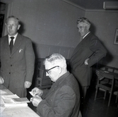 Valet 1954.  Bror Hellberg, Bror Svensson, Albin T. Forsman och valarbetare.