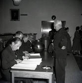 Valet 1954, valförrättning. Bror Hellberg, Bror Svensson, Albin T. Forsman och valarbetare.