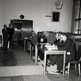 Valet 1954, valförrättning Bror Hellberg, Bror Svensson, Albin T. Forsman och valarbetare.