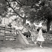 Återinvigning av Gärdslösa kyrka. Barn vid kyrkogårdsmuren.