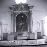 Alböke kyrka under renovering. Altaret med altartavlan.