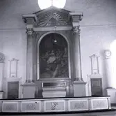 Alböke kyrka under renovering. Altaret med altartavlan.