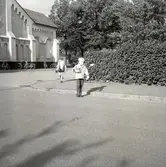 Lekande barn vid Borgholms kyrka.