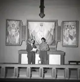 Två män vid altaret i samband med återinvigning av Persnäs kyrka.