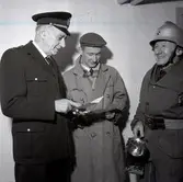 Brandchef Karl E Andersson  och Nils Pettersson som avgår.