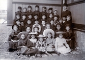 Folkskoleklass (första klass?) på Ängöskolan cirka 1905. Folkskollärare Georg Johansson, Heijocksgatan 3, Kalmar.