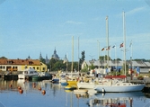 Gästhamnen. Kvarteret Eldaren i bakgrunden till vänster, SJ:s [dåvarande] godsmagasin till höger, i fonden Kalmar slott.