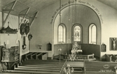 Interiörsbild av Tuna kyrka med kor, altare, långhus och predikstolen till vänster.