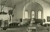 Interiörsbild av Tuna kyrka med kor, altare, långhus och predikstolen till vänster.