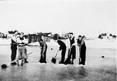 Reparation av bandybanans is vid Marks tegelbruk, 1934