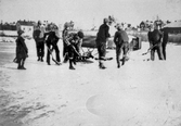 Snöröjning av bandybana i Hjärsta, 1930-tal