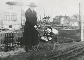 Karin Gustavsson med dottern Gunborg, 1922