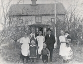 Familjen Gustavsson framför villa Uddeholm i Hjärsta, 1920