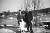Elvina i pälsjacka poserar med Valfrid och Ulla, 1910-tal