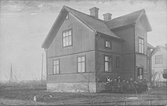 Grupp framför Villa Karlsro, 1917