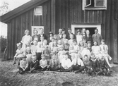 Stor familjegrupp framför hus i Vivalla by, 1926